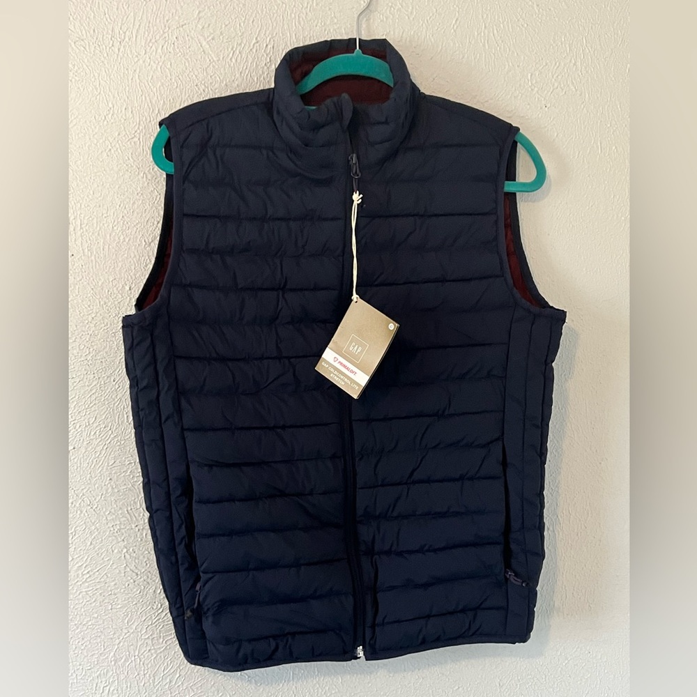 Nwt GAP men’s Primaloft Gold Insulation Luxe Vest Navy/Burgandy